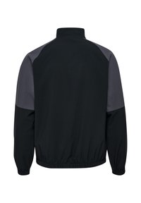 Čierna a tmavosivá bunda s dlhým rukávom, vysokým golierom, elastickými manžetami a pásom, zobrazená zozadu.