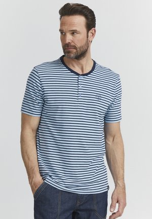 Gestreept overhemd met korte mouwen in lichtblauw en marineblauw, met een knoopsluiting bij de henley-hals, borduursel op de borst en een relaxte pasvorm.