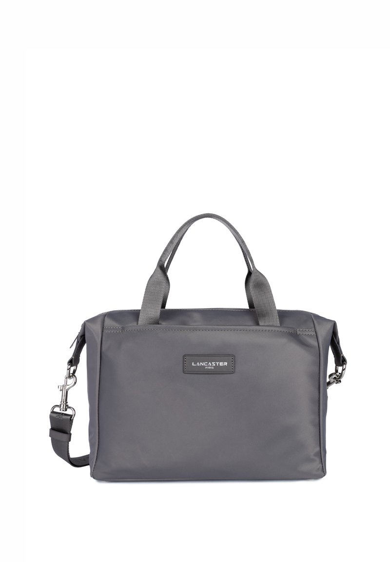 Borsa sintetica grigia con due manici corti e una tracolla staccabile. Presenta un logo frontale e una texture liscia. Forma rettangolare compatta.