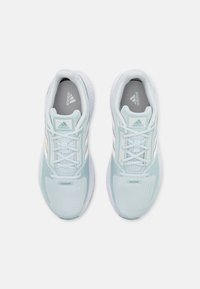 Un par de zapatillas de running Adidas de color azul claro con suelas y cordones blancos, vistas desde arriba sobre un fondo blanco.