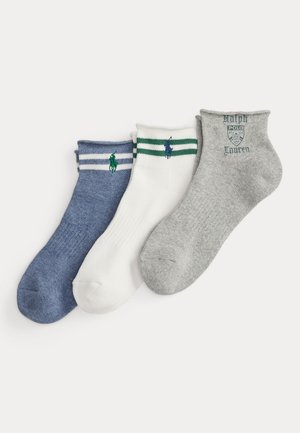 Drie opgevouwen enkelsokken in blauw, wit en grijs met groene en blauwe Polo Ralph Lauren-logo's en strepen op een witte achtergrond.