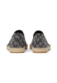 Juodos ir pilkos raštuotos espadrilės su jute padu, sklandžiu audinio viršumi ir apvaliu pirštu, su siuvinėtomis detalėmis išilgai kraštų.