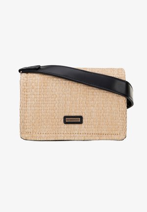 Rechthoekige schoudertas van geweven straw in beige met een zwarte leren schouderband. Met een klein zwart logo accent.