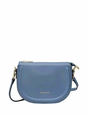 Petit sac bandoulière bleu avec ferrures dorées, fond incurvé, fermeture éclair et logo « cherry paris » à l'avant.