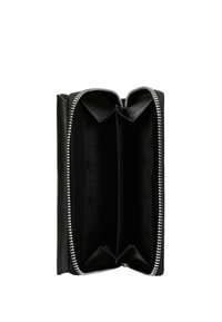 Zwarte leren portemonnee met een ritssluiting. Daarnaast zijn er twee compartimenten en een zachte, textured voering. Stevige zilveren hardware.