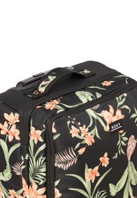 Zwarte koffer met een bloemenprint met roze en groene tropische bloemmotieven, stevige zwarte handgreep en een merklabel aan de zijkant.