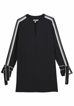 Juoda tunika su ilgomis rankovėmis, baltais dryžiais, apvalia iškirpte, užsegimu ant kaklo ir surišamais akcentais rankovių apsiaustuose.