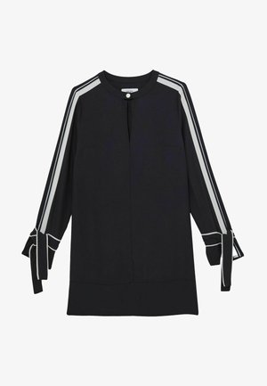 Túnica negra con mangas largas con rayas blancas, escote redondo, cierre de botón en el cuello y detalles de lazo en los puños de las mangas.