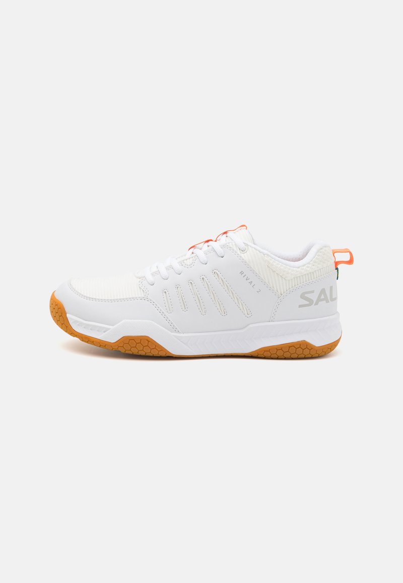 Weiße Sportschuh mit strukturiertem Obermaterial, hexagonaler Gummisohle und orangen Akzenten. Verfügt über Schnürsenkel und seitliche Belüftungsöffnungen.