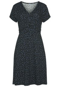 Schwarzes Kleid mit kurzen Ärmeln und V-Ausschnitt, das ein geknotetes Taillendetail und ein florales Muster in blauen Farbtönen aufweist.