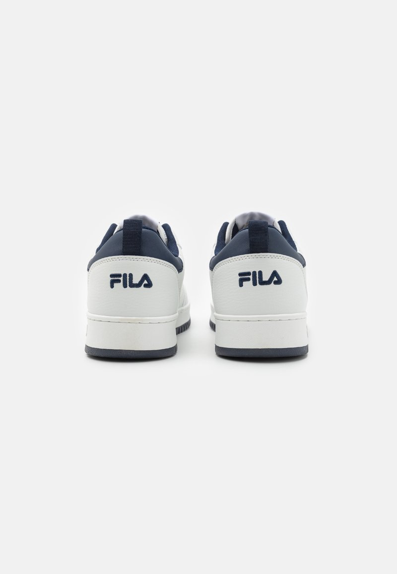Baskets Fila avec une tige en cuir blanc, des accents bleu marine, une semelle en caoutchouc plate et des détails de logo au niveau du talon et sur le côté.