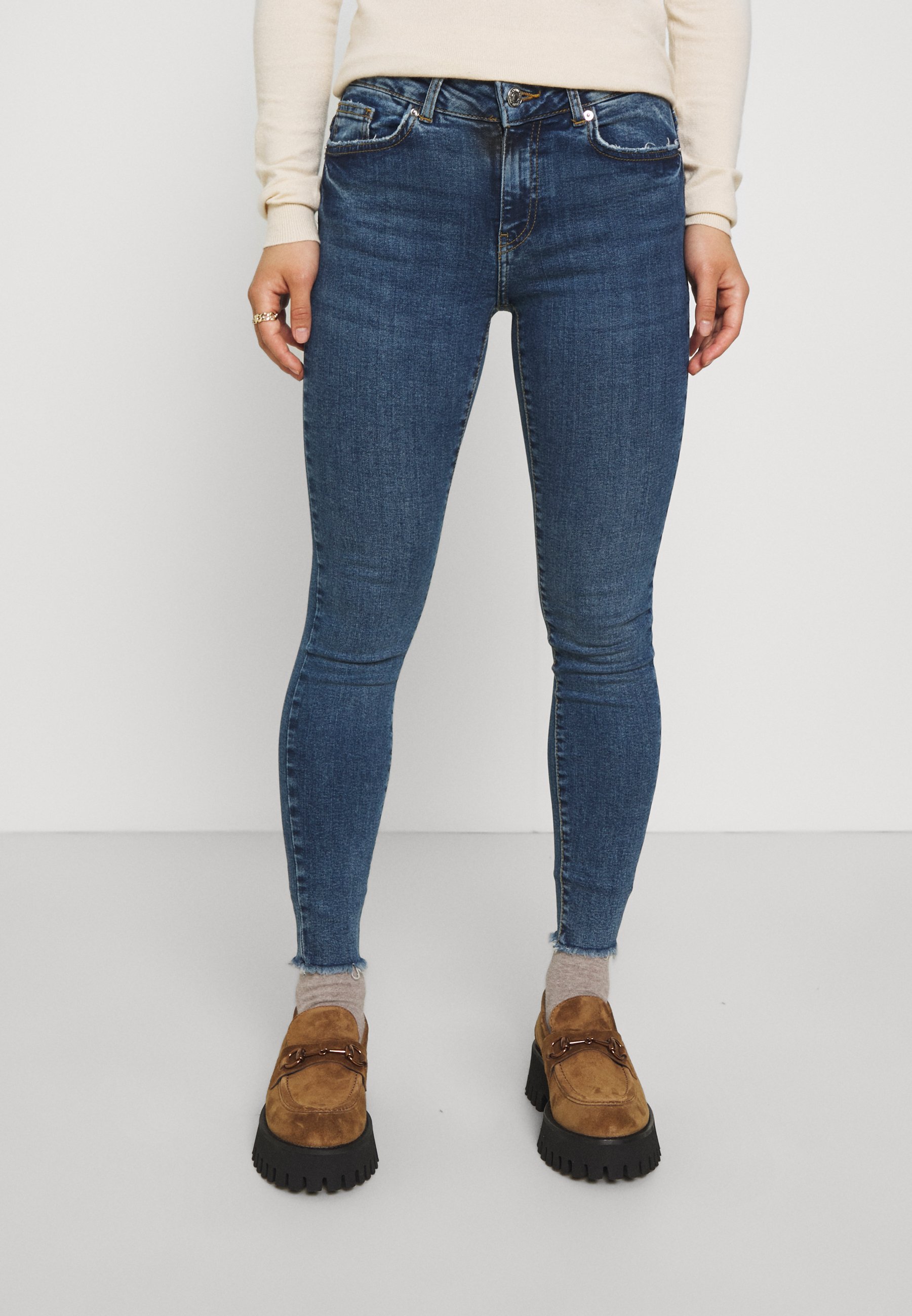 Vero Moda Petite VMHANNA RAW - Aptempti džinsai - medium blue denim/mėlyna  - Zalando.lt