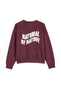 Bordeaux sweatshirt met een ronde hals en verlaagde schouders. Heeft een opvallende witte opdruk met de tekst "NATURAL BY NATURE" op de voorkant.