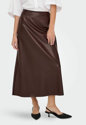 Ruda dirbtinės odos maksi sijonas su lygiu paviršiumi, aukštu liemeniu ir laisvu siluetu, derinamas su juodais smailiais slingback bateliais.