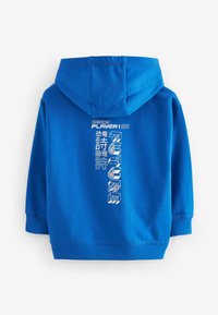 Sweatshirt à capuche bleu en tissu doux, avec du texte imprimé blanc et des graphiques au dos, et des poignets et un ourlet côtelés.