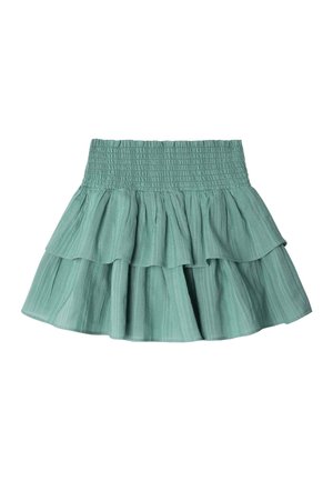 Minifalda de capas verde claro con cintura fruncida y capas de tela recogidas.