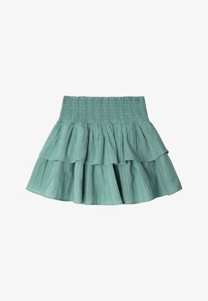 Minifalda de capas verde claro con cintura fruncida y capas de tela recogidas.
