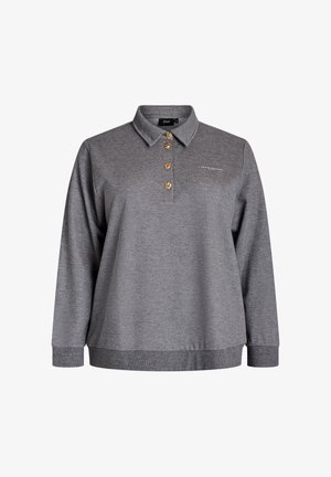 Polo grigio a maniche lunghe con colletto, quattro bottoni dorati, polsini e orlo a costine, e un discreto logo testuale sul lato sinistro del petto.