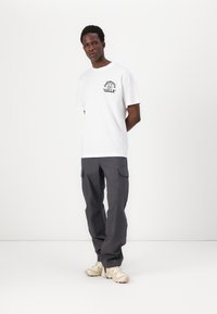 Cleptomanicx BALLSPORT - Print T-shirt - white