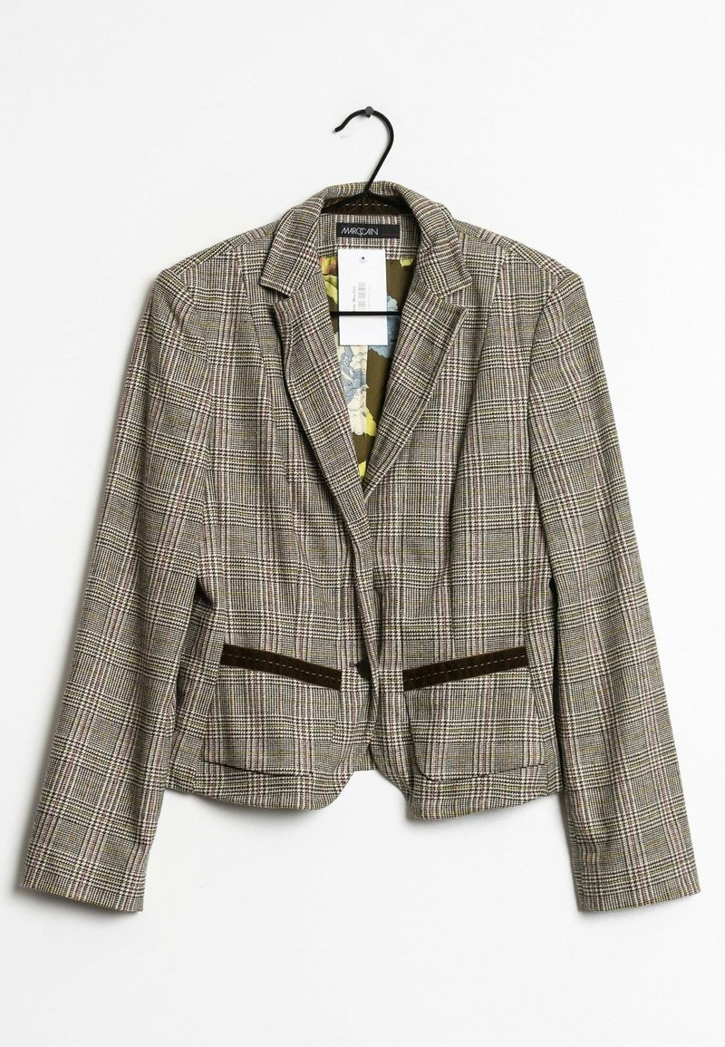 Veste à carreaux en tissu marron, beige et bordeaux. Comprend deux poches avec accents marron, col à revers et doublure intérieure à motif.