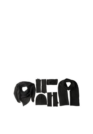 Ensemble d'accessoires d'hiver noirs comprenant deux écharpes, deux paires de gants, un bonnet et un bandeau, disposés sur un fond blanc.