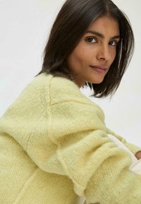 hessnatur RELAXED - Strickjacke - zitronengras