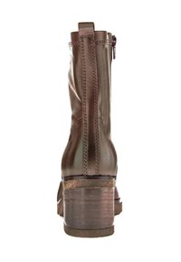 Bruine leren enkellaars met een blokhak, ritssluiting en decoratieve stiksels langs de achternaad. Gladde textuur en glanzende afwerking.