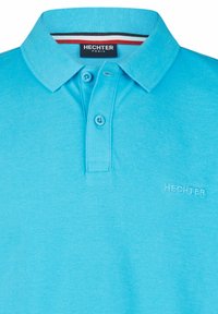 Turquoise polo shirt met een geribde kraag, twee knopen en subtiele merkborduring op de borst. Gladde, katoenen stof met een gestructureerde afwerking.