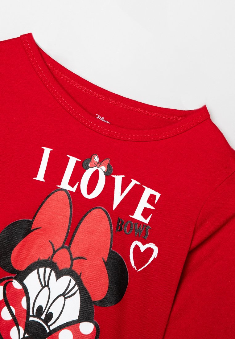 Rotes T-Shirt mit dem Gesicht von Minnie Maus, die eine große rote Schleife trägt, Text "ICH LIEBE SCHLEIFEN" und einer kleinen Herzumrandung auf der Vorderseite.