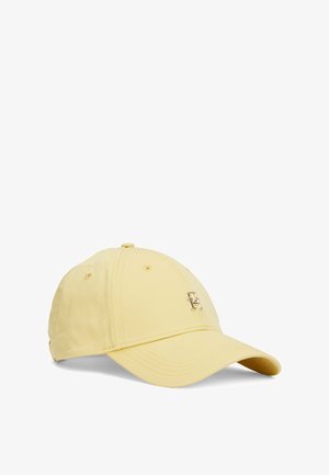 Gelbes Baseballcap aus Stoff mit verstellbarem Riemen, auf der Vorderseite mit einem goldenen Logo versehen, sechs Belüftungslöchern und einem gebogenen Schirm.