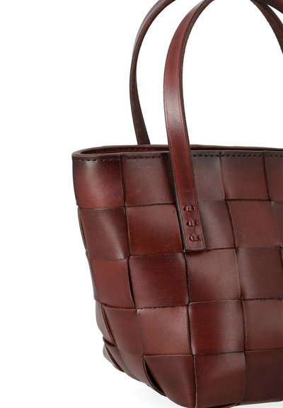Borsa tote intrecciata in pelle marrone con due manici robusti, caratterizzata da una forma rettangolare, una texture liscia e un design sobrio.