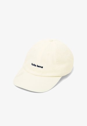 Beżowa czapka z daszkiem z napisem „tutto bene” wyhaftowanym na czarno z przodu, lekko przechylona w prawo na białym tle.