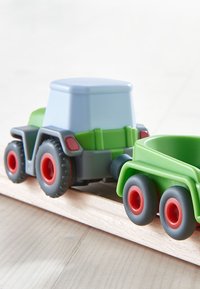 Plastikspielzeug-Lastwagen mit Anhänger in Blau, Grün und Grau. Verfügt über rote Räder mit schwarzen Akzenten und ein schlichtes Design. Für Kinderspiel entworfen.