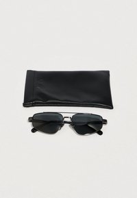 Kovové slnečné okuliare s tmavými sklami, obdĺžnikového tvaru s lesklým čiernym rámom, doplnené hladkým čiernym puzdrom na uloženie.