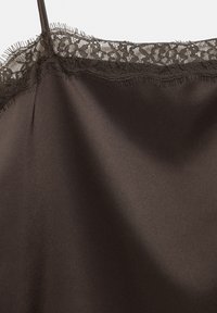 Ciemnobrązowa satynowa koszulka na ramiączkach z delikatną koronką w kwiatowy wzór przy dekolcie i cienkimi ramiączkami.