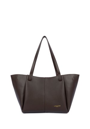 Sac cabas en cuir marron foncé avec longues poignées, côtés structurés et petit logo doré "Lancaster Paris" en bas à droite sur le devant.