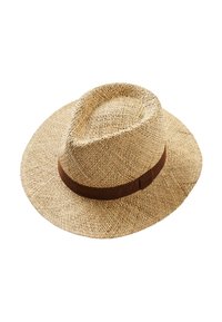 Olkihattu, jossa on leveä lippa, luonnollinen beigen värinen, teksturoitu kudonta ja ruskea kangasnauha hatun alaosassa.