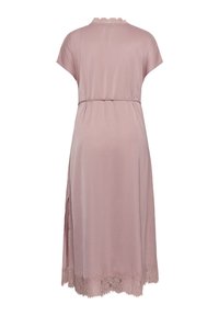 Robe midi mauve avec manches courtes, bordure en dentelle au niveau de l'ourlet et du col, fente latérale et détail ceinture cintrée à la taille.