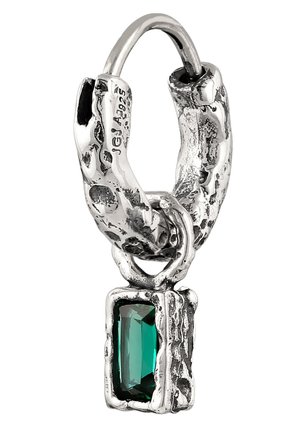 Boucle d’oreille créole texturée argent avec un pendentif en pierre précieuse verte rectangulaire suspendu.