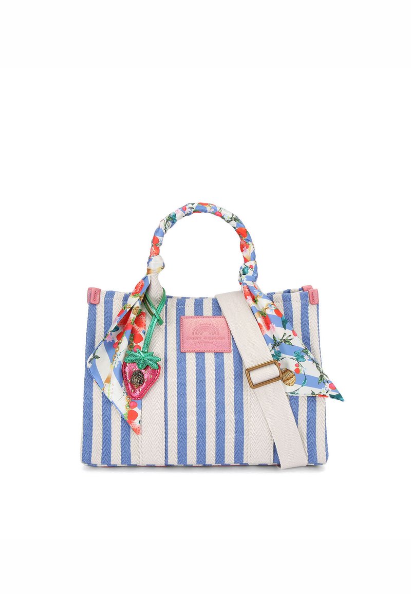 Borsa a tracolla in tela a righe blu e crema, con un foulard a fantasia floreale legato al manico, un charm decorativo a forma di fragola e un'etichetta rosa.