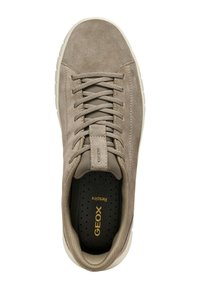 Beżowe zamszowe sneakersy z okrągłym noskiem, teksturowaną cholewką, sześcioma otworami na sznurowadła i płaskimi sznurówkami. Posiadają perforowaną wkładkę z nazwą marki w złotym kolorze.