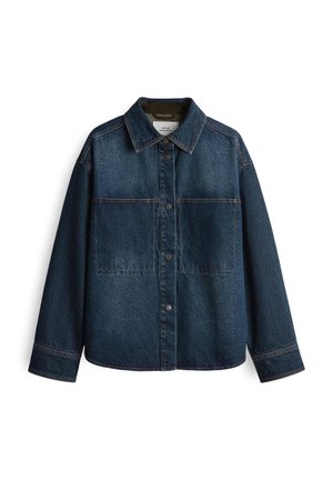 Donkerblauwe denimjack met knoopsluiting aan de voorkant, twee borstzakken en klassieke kraag. Beschikt over zichtbare stiksels en een oversized pasvorm.