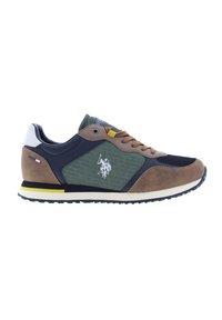 Sneaker da uomo con pannelli in suede marrone, tessuto verde e accenti blu navy. Un logo bianco è in evidenza sul lato; un accento giallo vicino ai lacci.