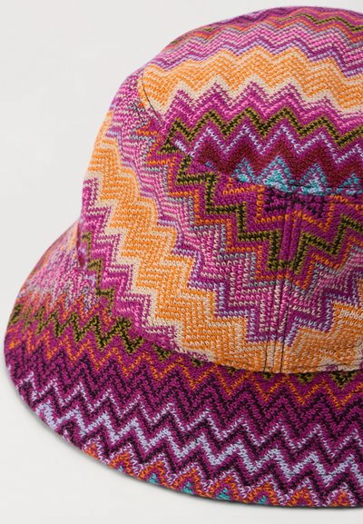 Kapa z vendlim, izdelana iz prepletenega blaga, ki prikazuje zigalne vzorce v oranžni, roza, vijolični in zeleni barvi. Okrogla krošnja in širok rob.