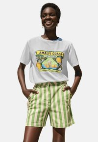 REGULAR FIT - SLOGAN - Majica kratkih rukava s printom - white lemon amalfi coast
