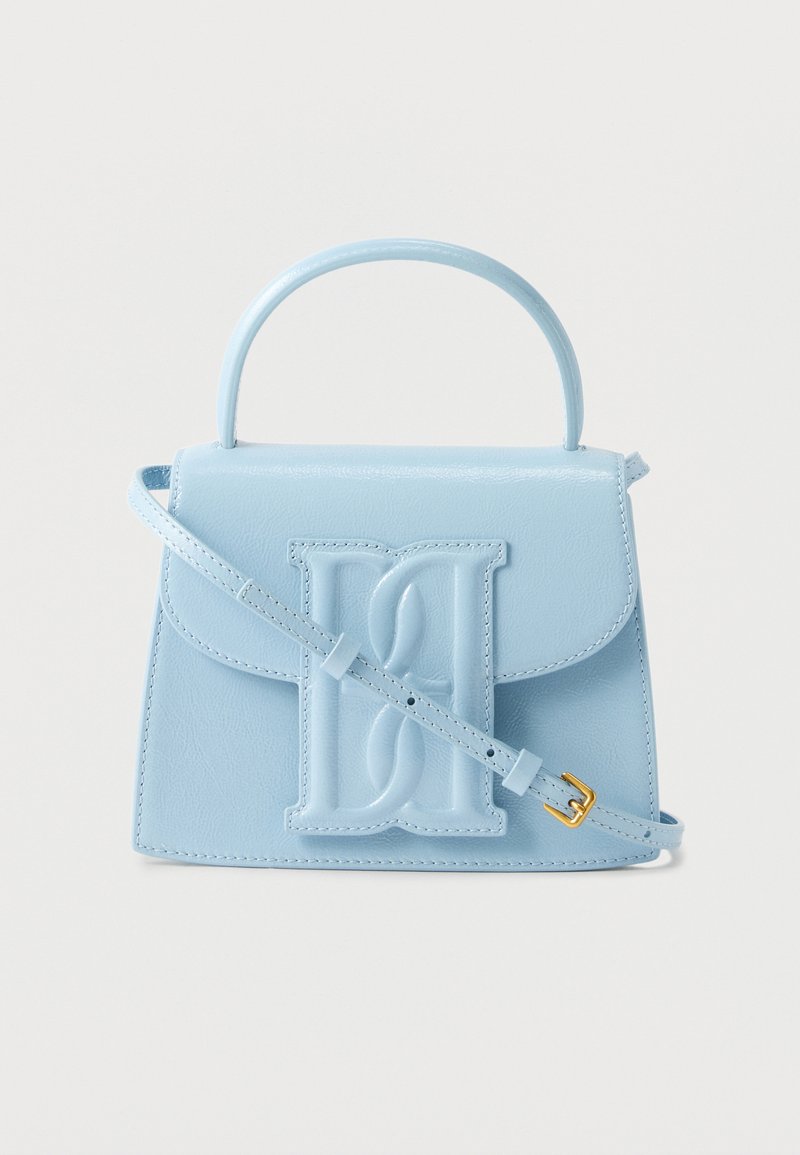 Τσάντα χειρός από γαλάζιο δέρμα με πάνω λαβή και ρυθμιζόμενο ιμάντα, με κεντημένα μεγάλα διαπλεγμένα αρχικά στο μπροστινό καπάκι.