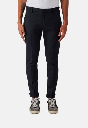 Pantaloni slim-fit blu navy, realizzati in un tessuto misto cotone, con una texture liscia, passanti per la cintura e orli a risvolto, abbinati a sneakers grigie.