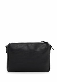 Pochette rettangolare in pelle nera con finitura testurizzata e chiusura con zip in tonalità argento. Design compatto con zip laterali per ulteriore spazio di stoccaggio.