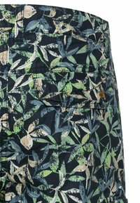 Baumwollshorts mit dunklem Hintergrund und einem mehrfarbigen Blattmuster. Enthält zwei Gesäßtaschen mit sichtbaren Nähten.