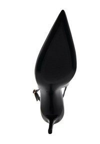 Čierna vysoká topánka na podpätku s špicatou špičkou, hladkým lakovaným povrchom a textúrovanou podrážkou. Vlastnosti tenkého pásu okolo členku pre lepšiu oporu.